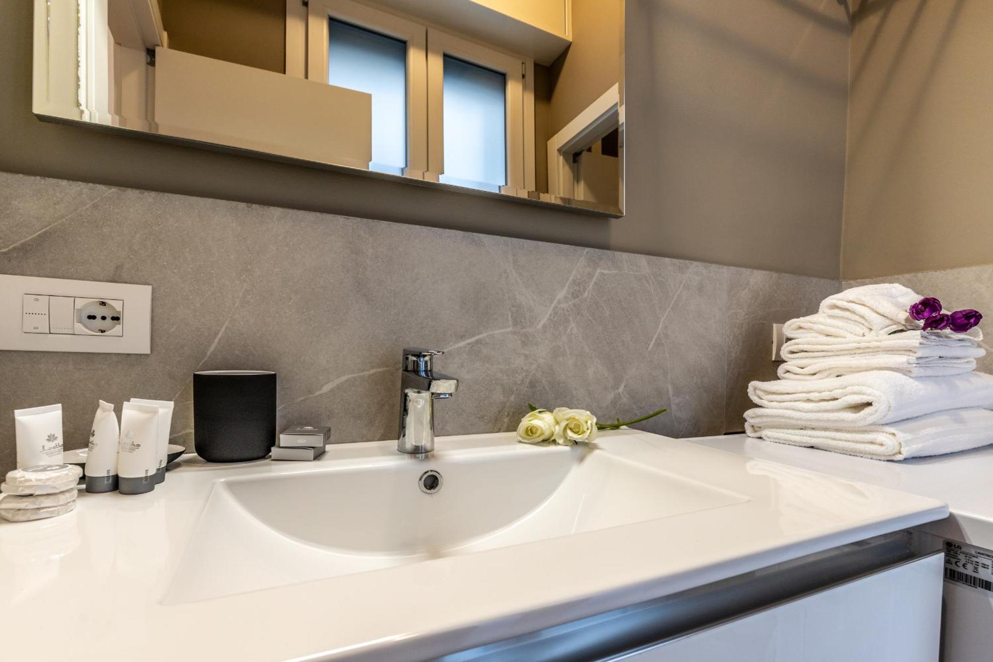 Stayeasy Quadronno33 - 3 Bedrooms, 2 Baths - Duomo Walking Distance Appartement *